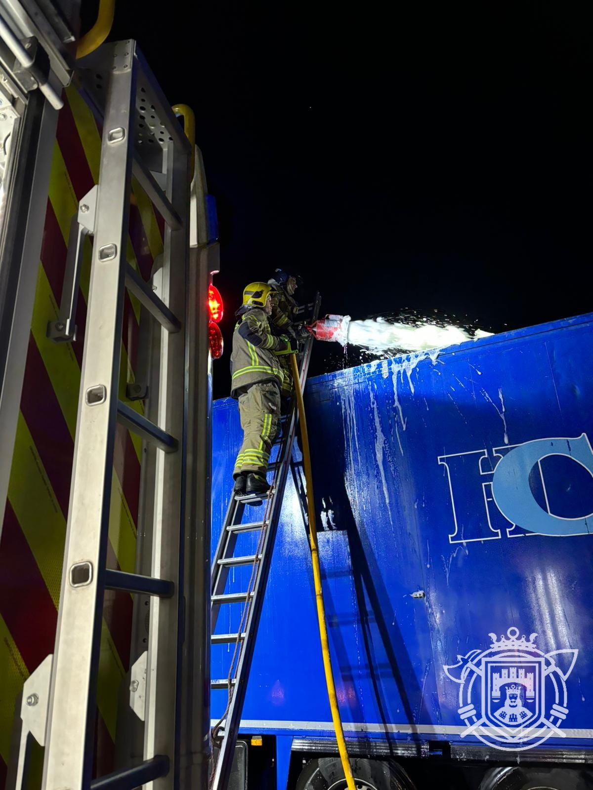 Bomberos incendio vehículo pesado